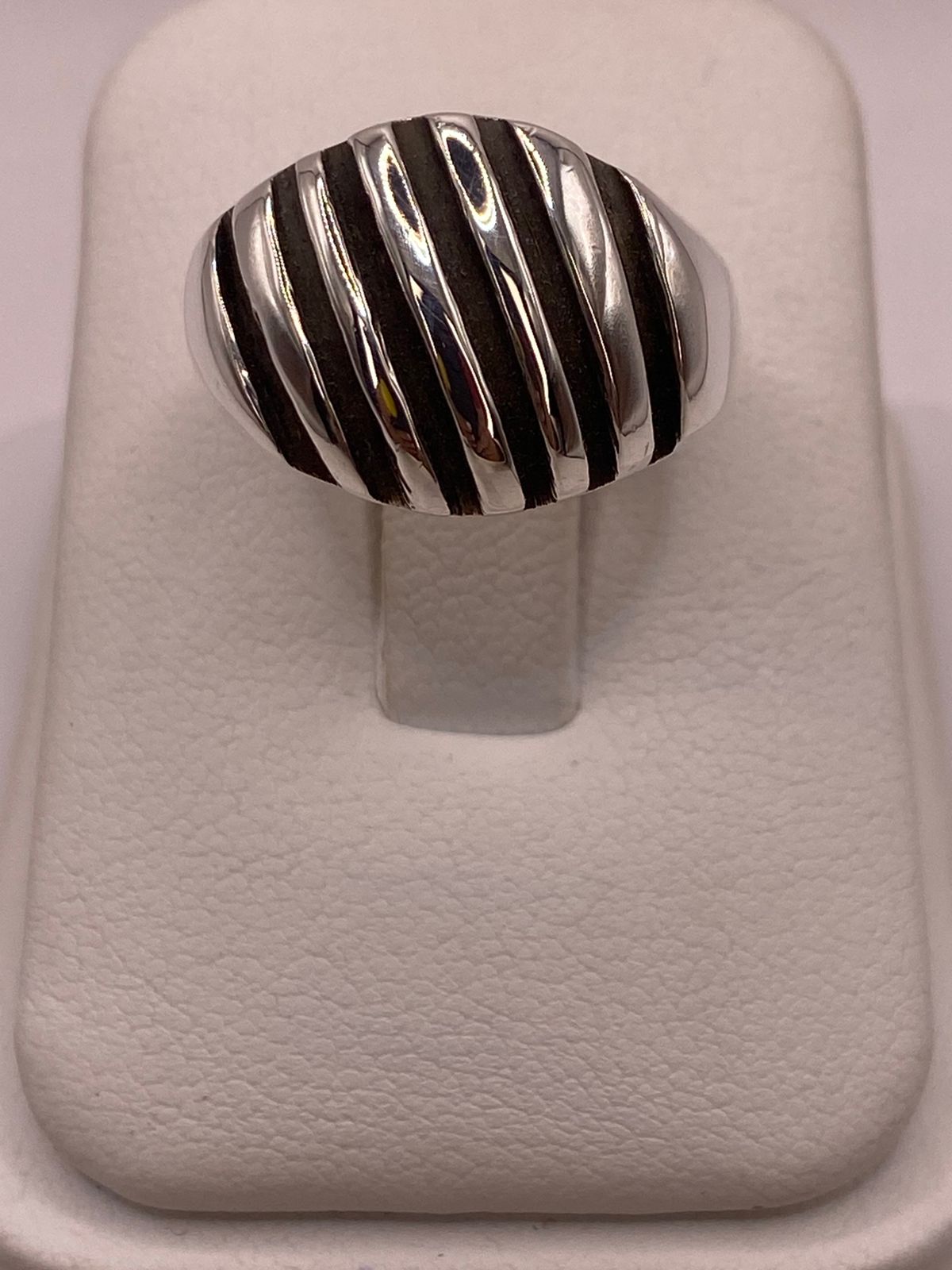 Anillo Ovalado con Franjas en Plata .925 en báscula mostrando peso