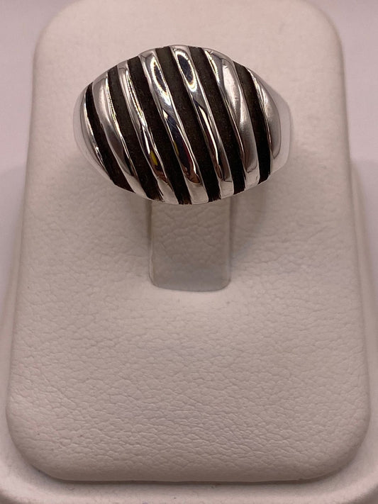 Anillo Ovalado con Franjas en Plata .925 en báscula mostrando peso