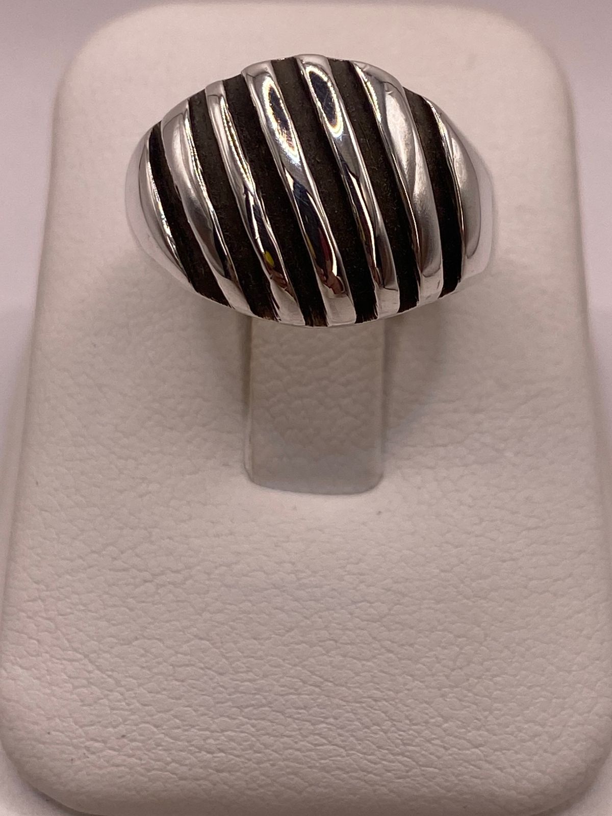 Anillo Ovalado con Franjas en Plata .925, vista de detalle