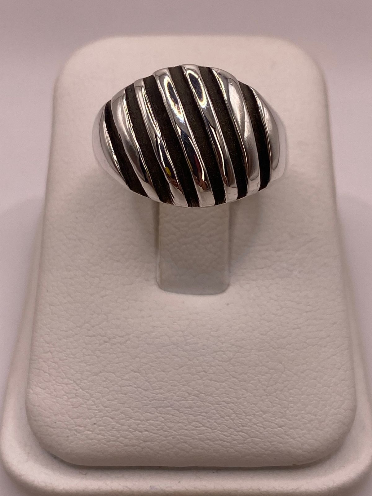 Anillo Ovalado con Franjas en Plata .925, vista frontal