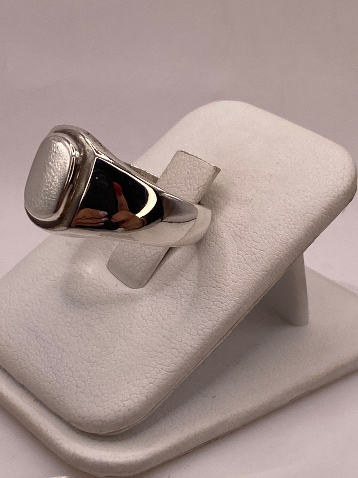 Anillo Ovalado Liso de Plata Ley .925, vista lateral