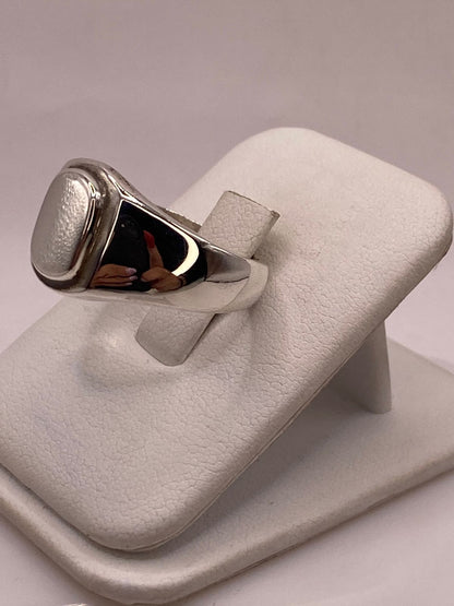Anillo Ovalado Liso de Plata Ley .925, vista lateral