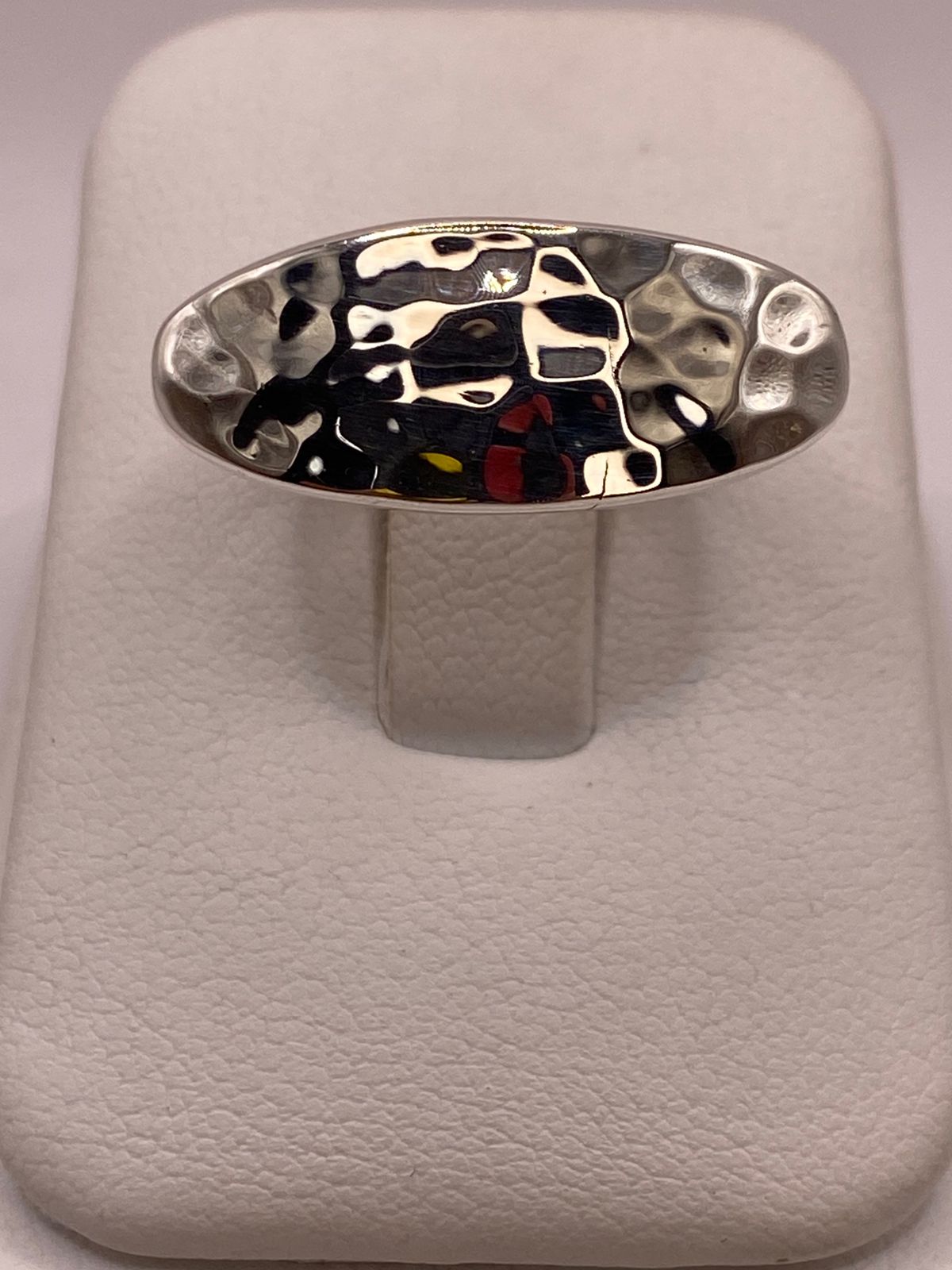 Anillo Ovalado Martillado de Plata Ley .925 — ángulo diagonal