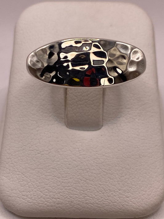Anillo Ovalado Martillado de Plata Ley .925 — ángulo diagonal