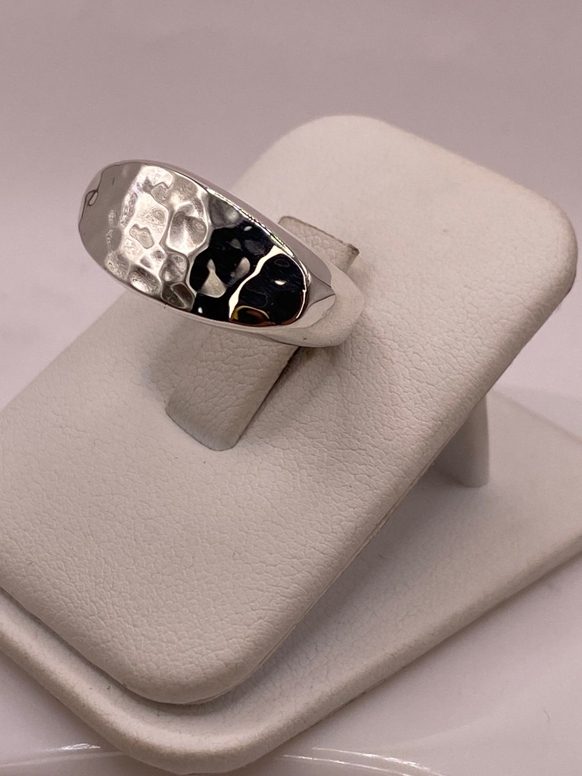 Anillo Ovalado Martillado de Plata Ley .925, vista lateral