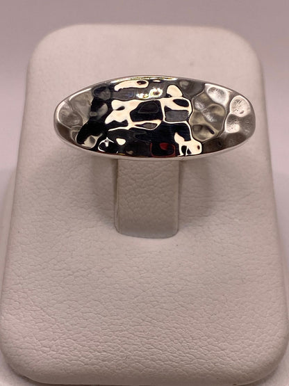 Anillo Ovalado Martillado de Plata Ley .925, vista frontal
