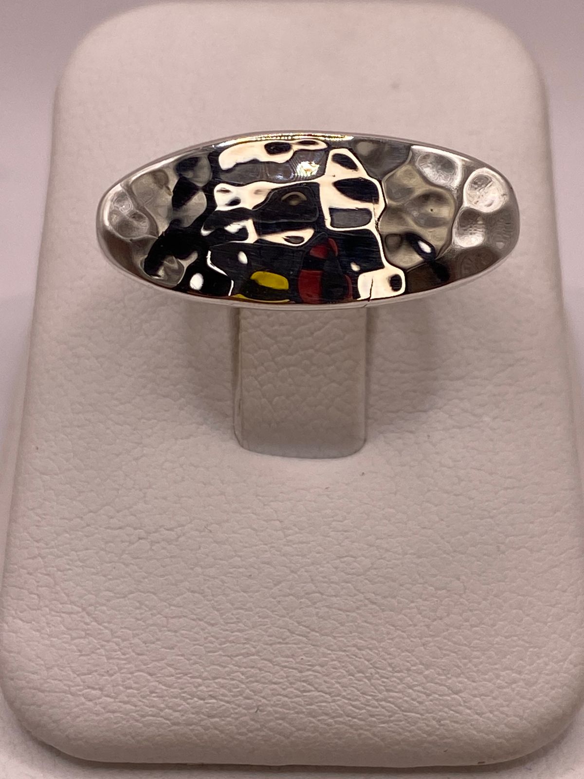 Anillo Ovalado Martillado de Plata Ley .925, vista de detalle