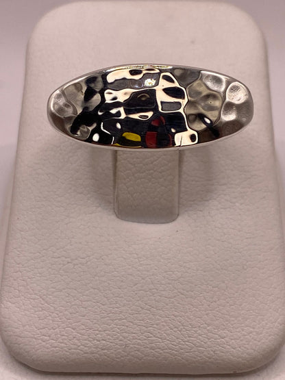 Anillo Ovalado Martillado de Plata Ley .925, vista de detalle