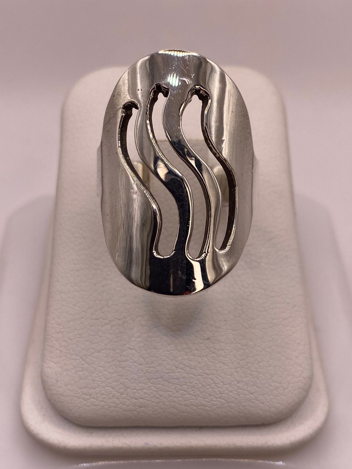 Anillo Ovalado Ondas en Plata .925, vista frontal
