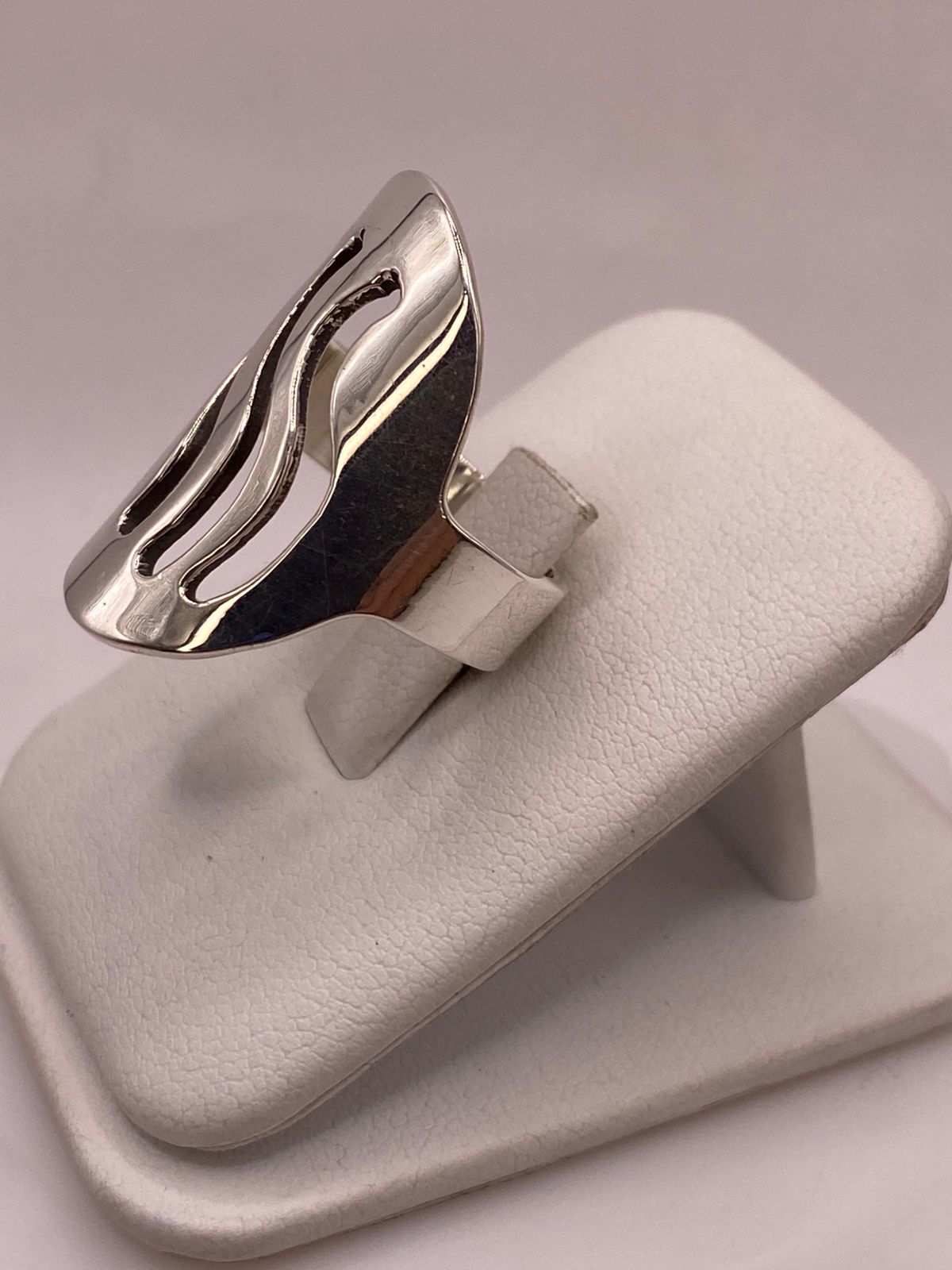 Anillo Ovalado Ondas en Plata .925, vista lateral