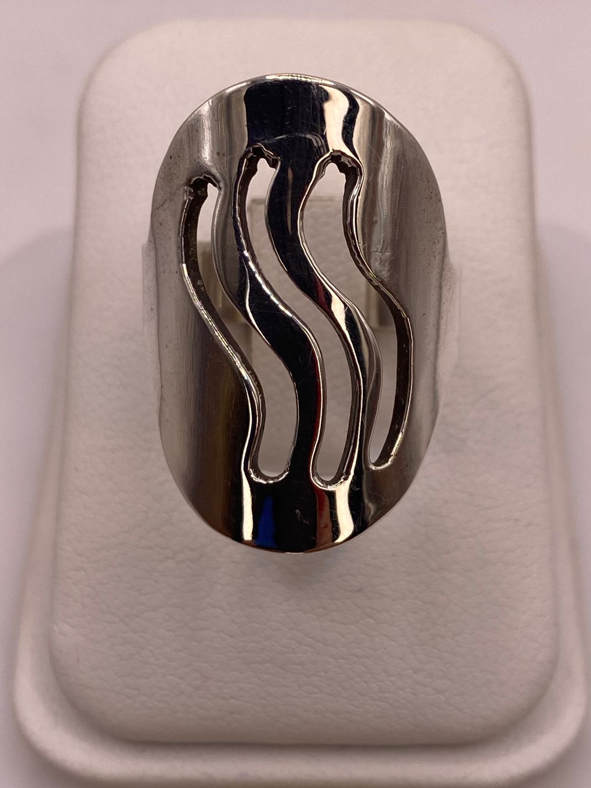 Anillo Ovalado Ondas en Plata .925 en báscula mostrando peso