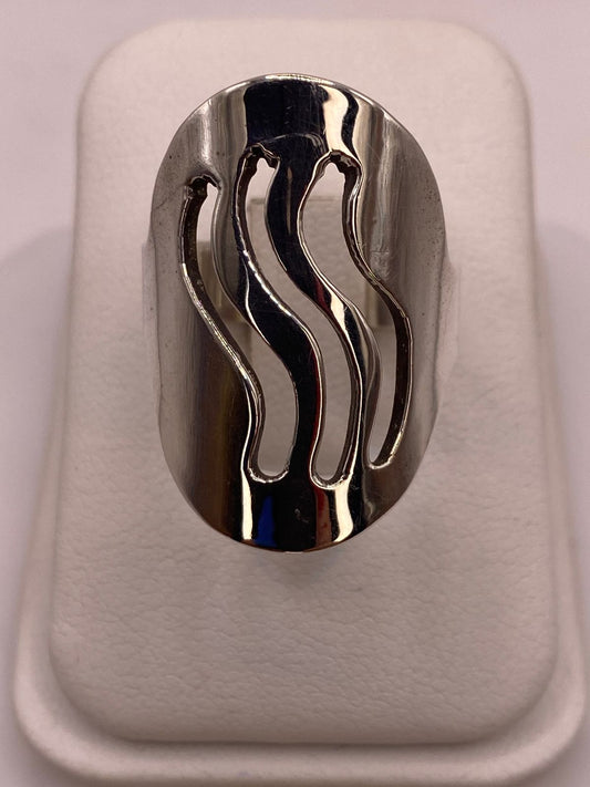 Anillo Ovalado Ondas en Plata .925 en báscula mostrando peso