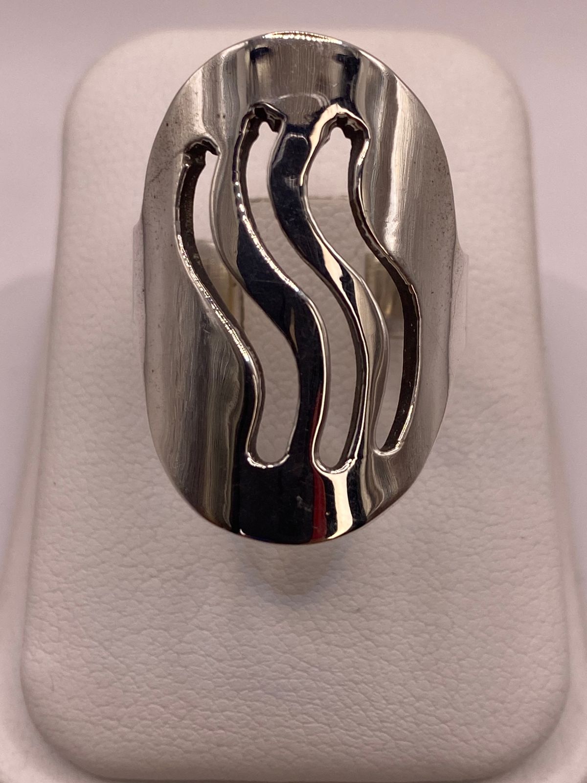 Anillo Ovalado Ondas en Plata .925, vista de detalle