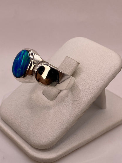Anillo Ovalado con Ópalo de Fuego Azul‑verde en Plata .925, vista frontal