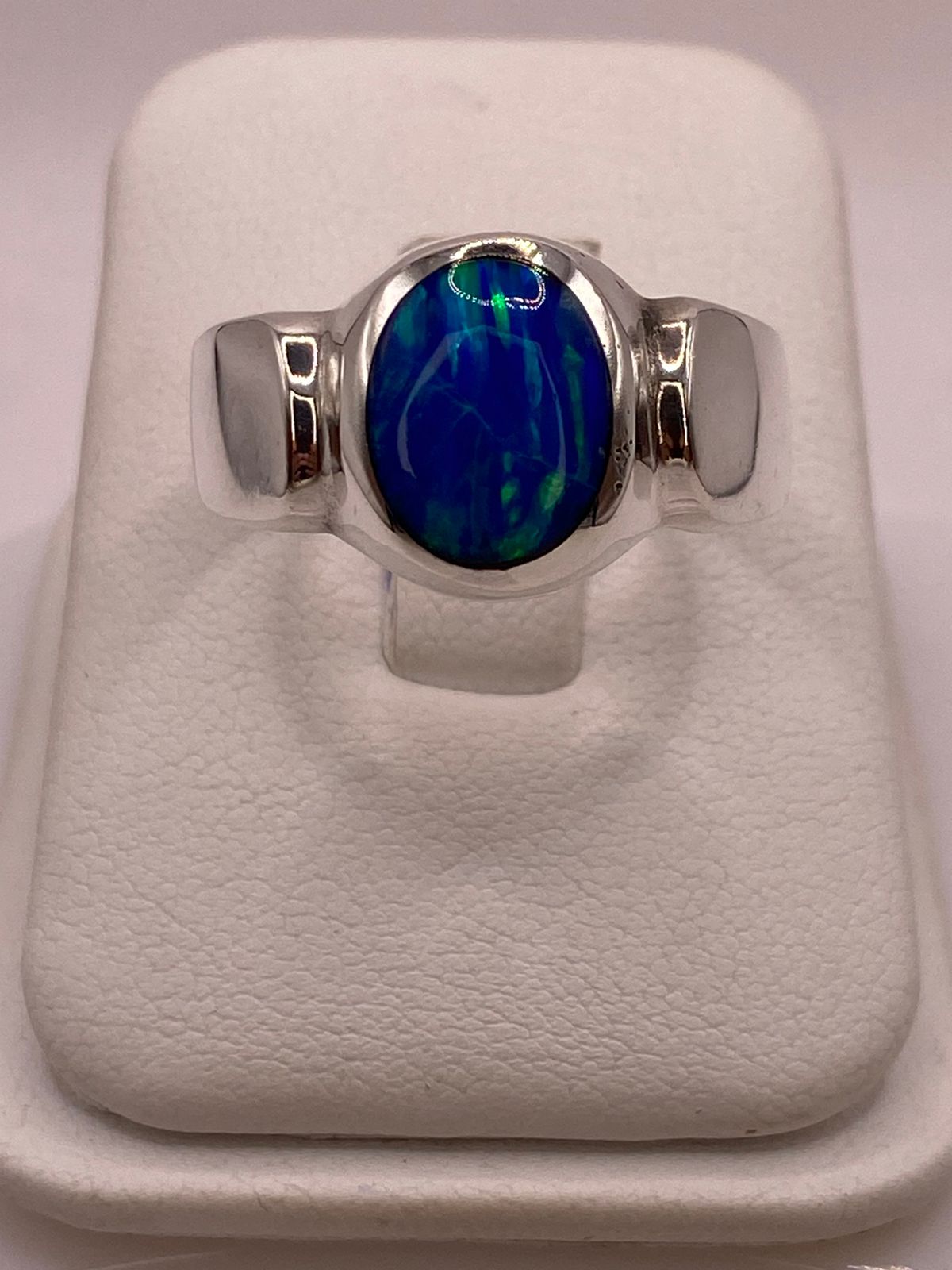 Anillo Ovalado con Ópalo de Fuego Azul‑verde en Plata .925, vista lateral