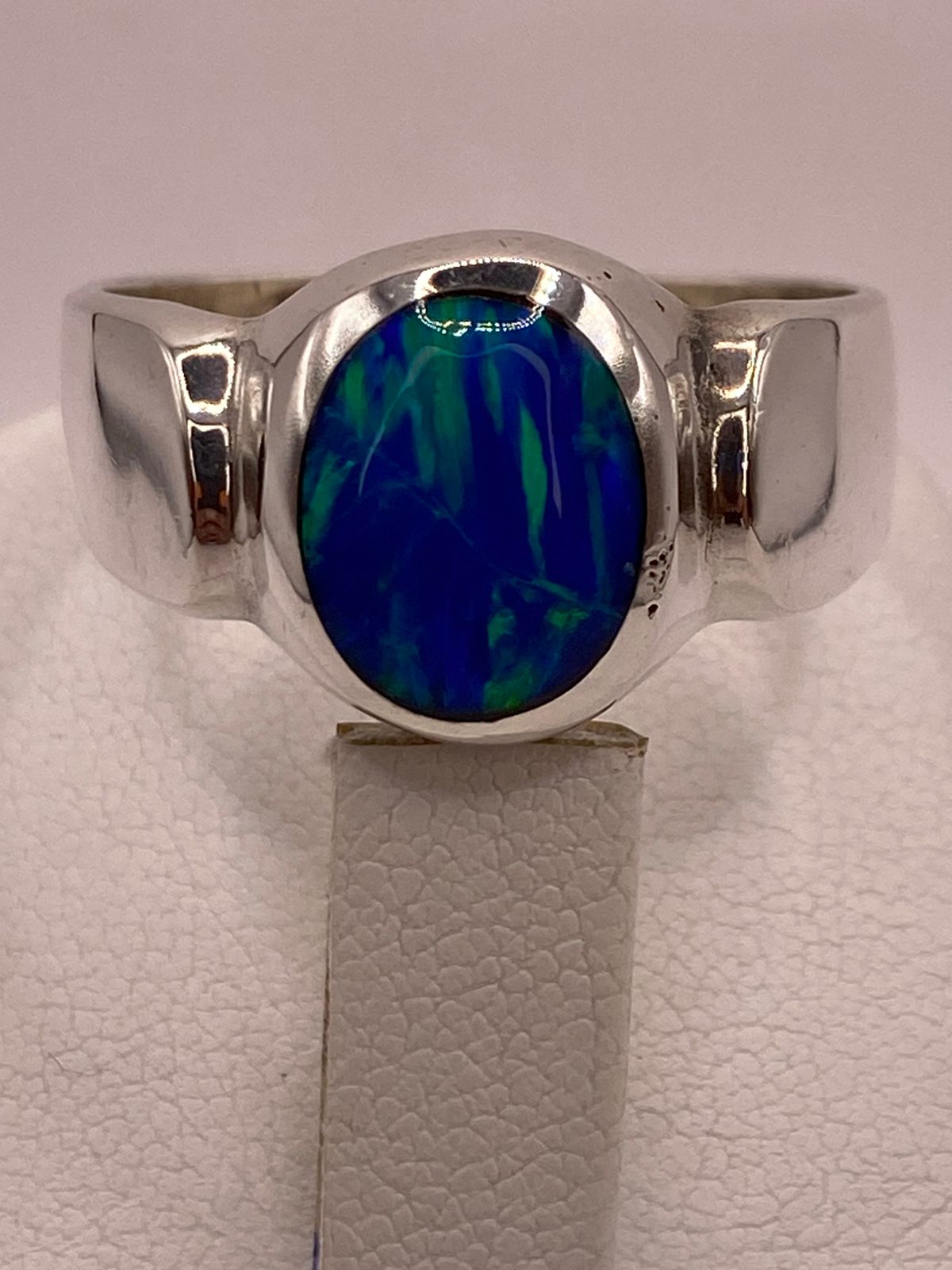 Anillo Ovalado con Ópalo de Fuego Azul‑verde en Plata .925, vista de detalle