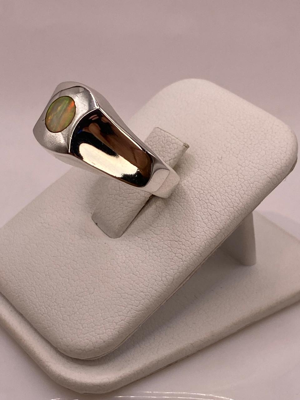 Anillo Ovalado con Ópalo de Fuego Multicolor en Plata .925, vista lateral