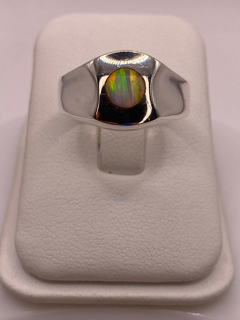 Anillo Ovalado con Ópalo de Fuego Multicolor en Plata .925, vista de detalle