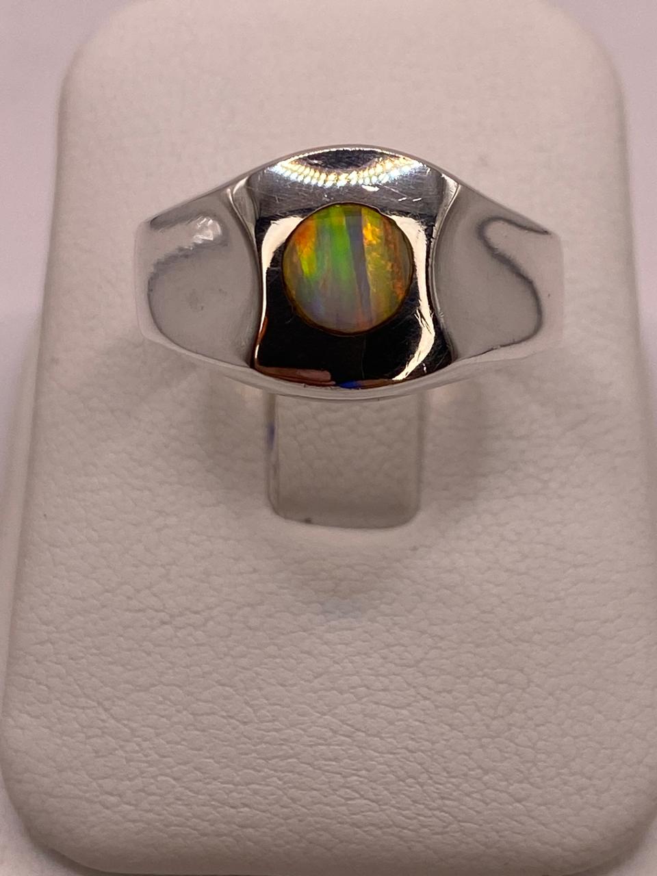 Anillo Ovalado con Ópalo de Fuego Multicolor en Plata .925, vista frontal