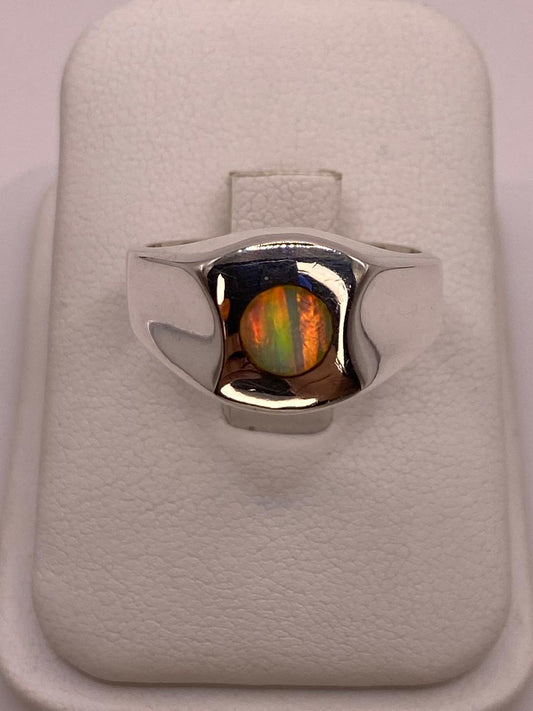 Anillo Ovalado con Ópalo de Fuego Multicolor en Plata .925 en báscula mostrando peso