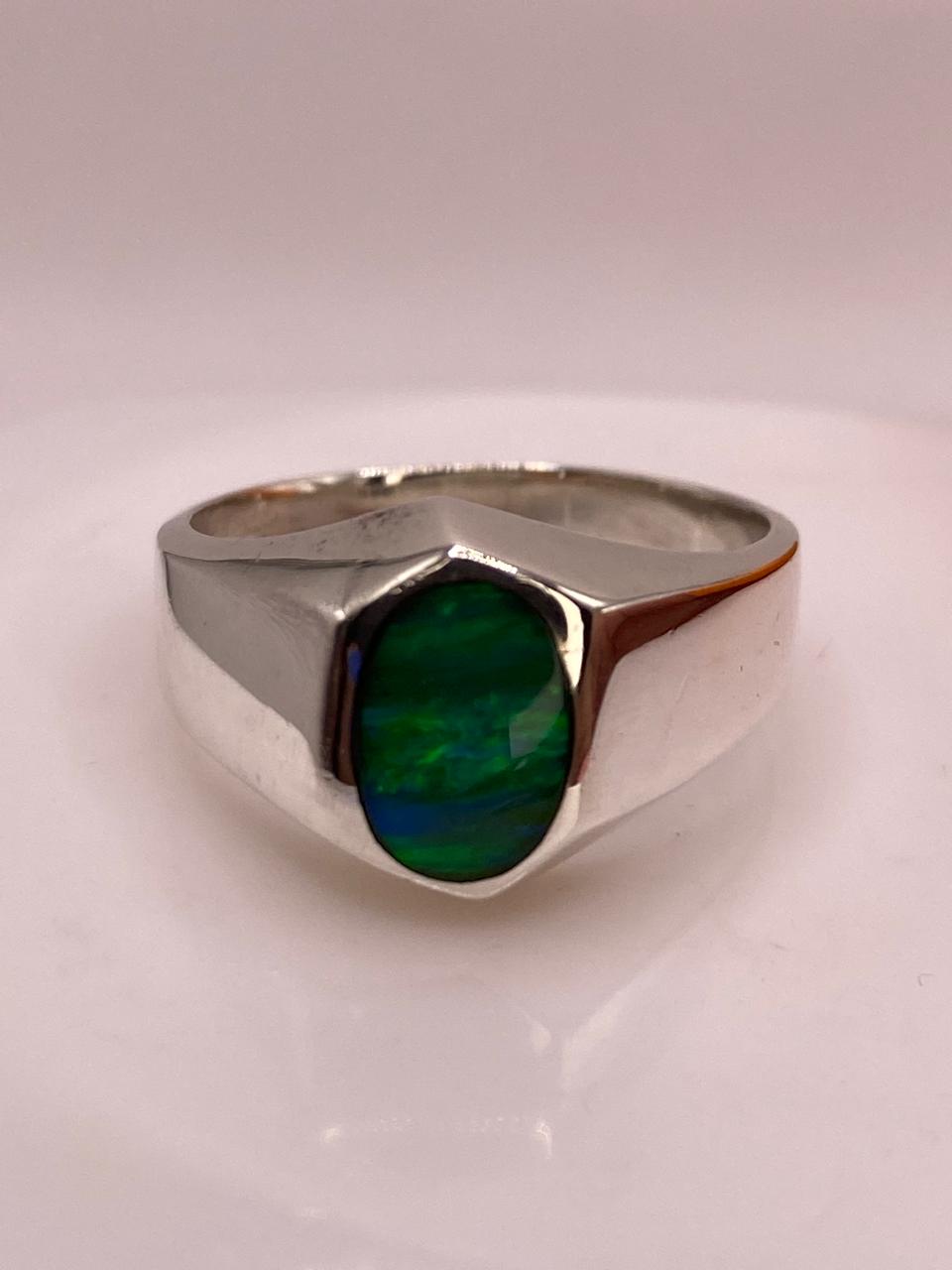 Anillo Ovalado con Ópalo de Fuego Verde en Plata .925, vista de detalle