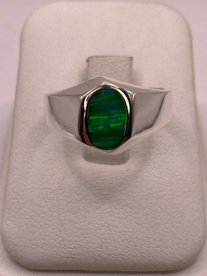 Anillo Ovalado con Ópalo de Fuego Verde en Plata .925 — ángulo diagonal