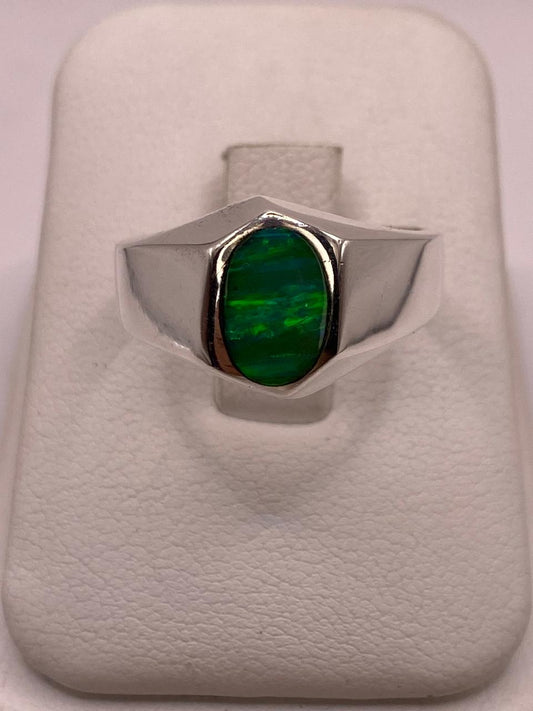 Anillo Ovalado con Ópalo de Fuego Verde en Plata .925 — ángulo diagonal