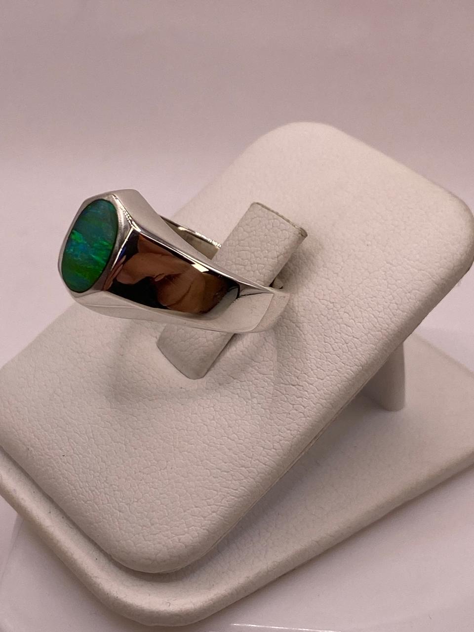 Anillo Ovalado con Ópalo de Fuego Verde en Plata .925, vista frontal