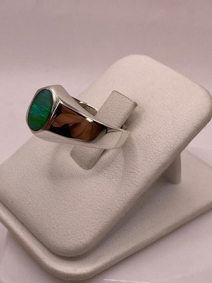 Anillo Ovalado con Ópalo de Fuego Verde en Plata .925, vista frontal