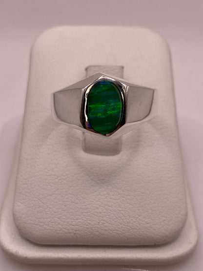 Anillo Ovalado con Ópalo de Fuego Verde en Plata .925, vista lateral