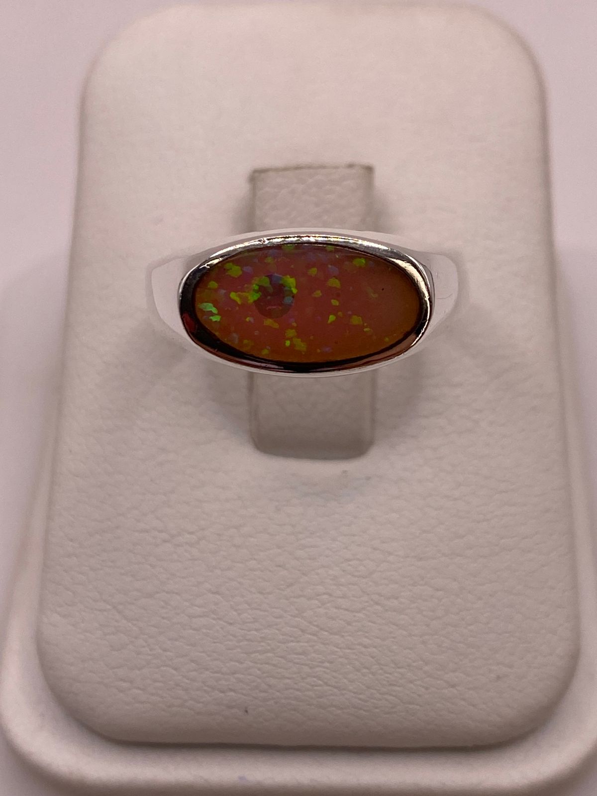 Anillo Ovalado en Plata Ley 925 con Ópalo de Fuego, vista de detalle