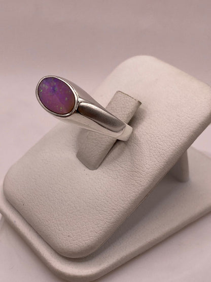 Anillo Ovalado en Plata Ley 925 con Ópalo de Fuego, vista lateral