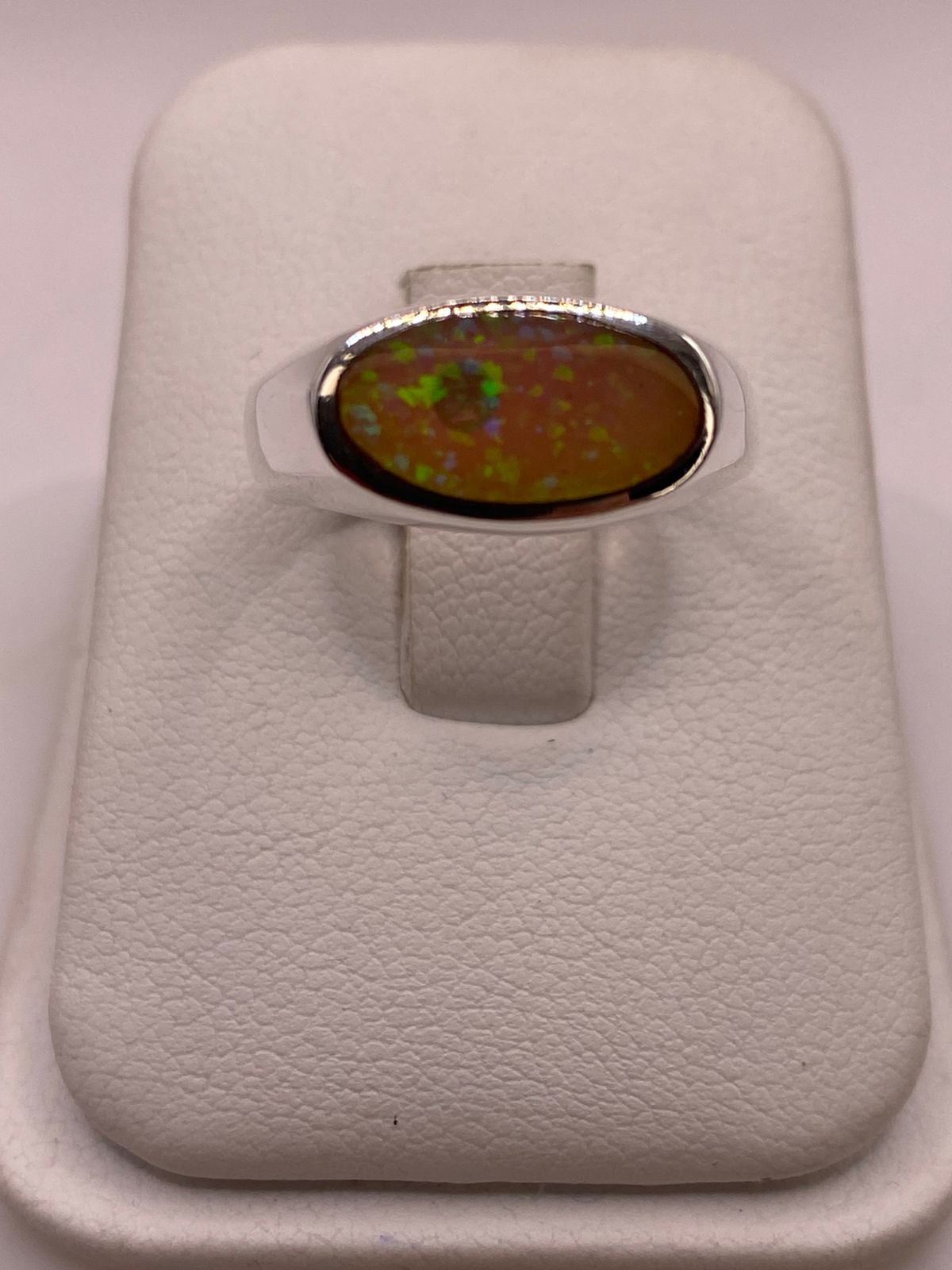 Anillo Ovalado en Plata Ley 925 con Ópalo de Fuego en báscula mostrando peso