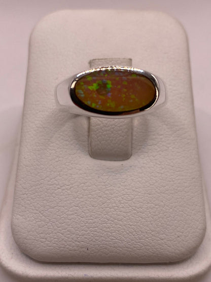 Anillo Ovalado en Plata Ley 925 con Ópalo de Fuego en báscula mostrando peso