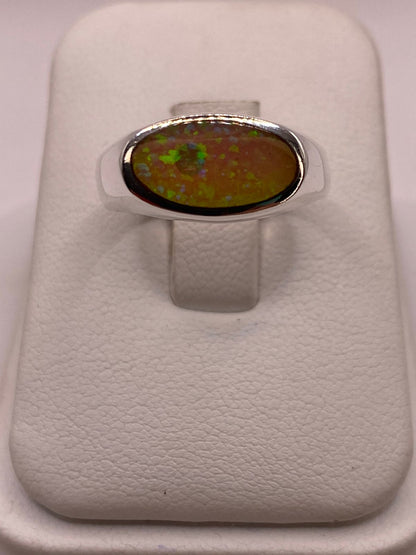 Anillo Ovalado en Plata Ley 925 con Ópalo de Fuego, vista frontal