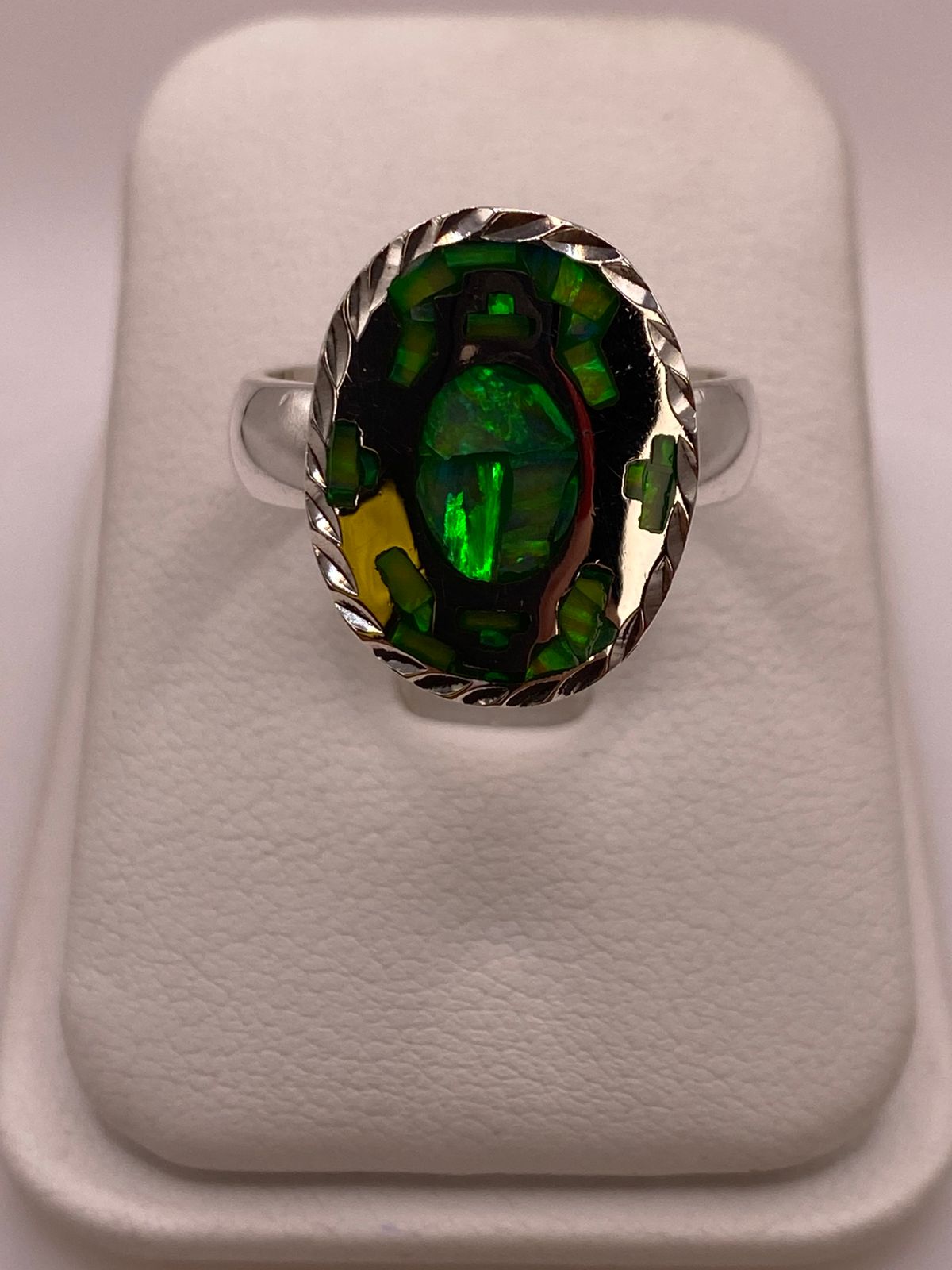 Anillo Ovalado Plata Ley 950 con Ópalo de Fuego en báscula mostrando peso