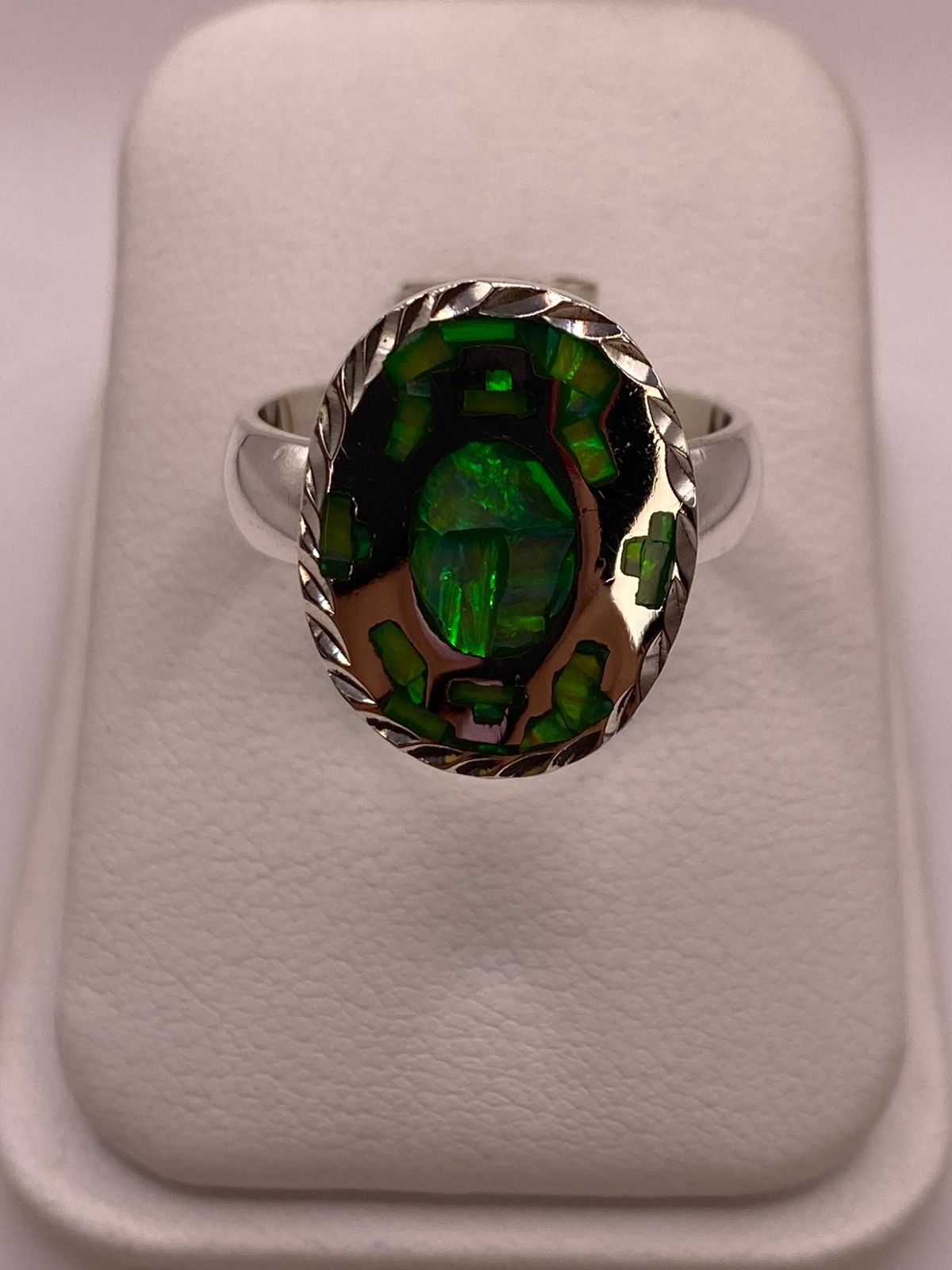 Anillo Ovalado Plata Ley 950 con Ópalo de Fuego, vista lateral