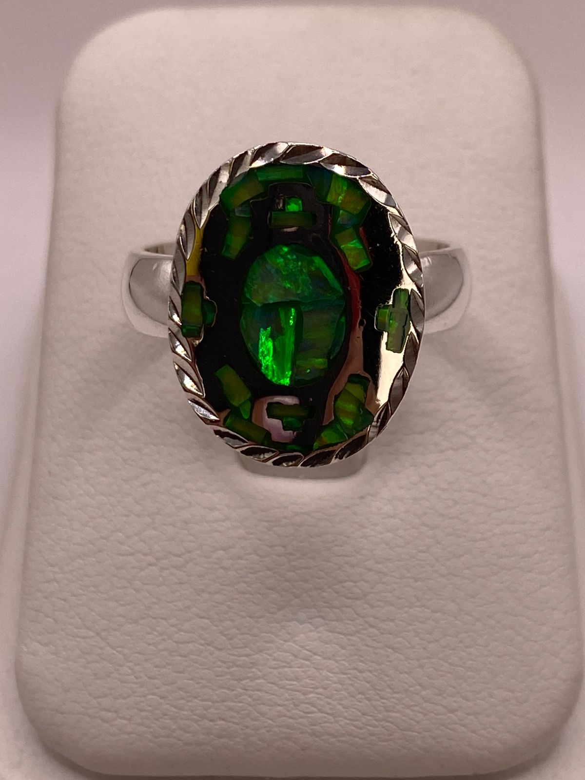 Anillo Ovalado Plata Ley 950 con Ópalo de Fuego, vista de detalle