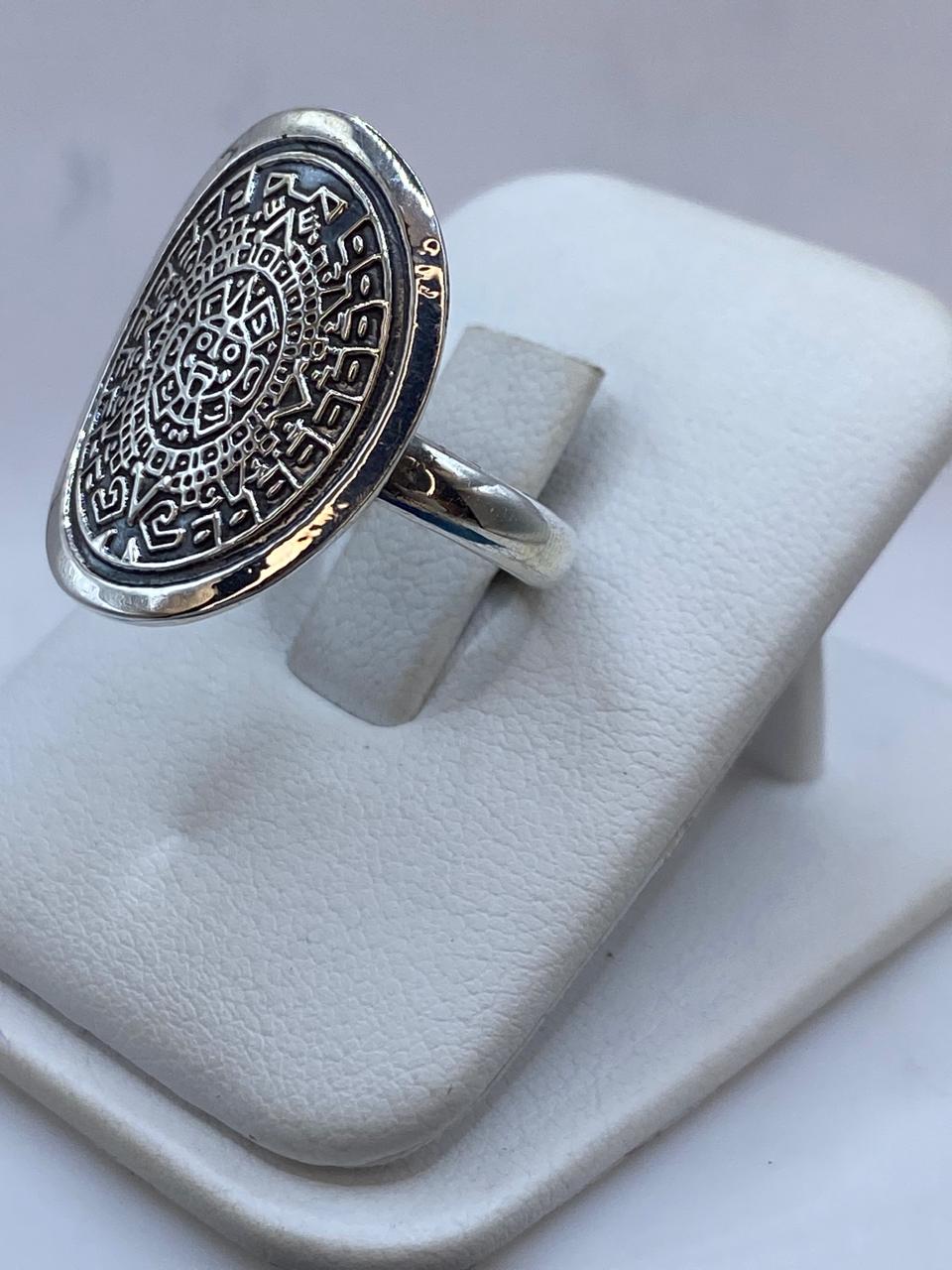 Anillo Ovalado Calendario Azteca en Plata .925 – Diseño Piedra del Sol, sello de autenticidad Plata Ley .925
