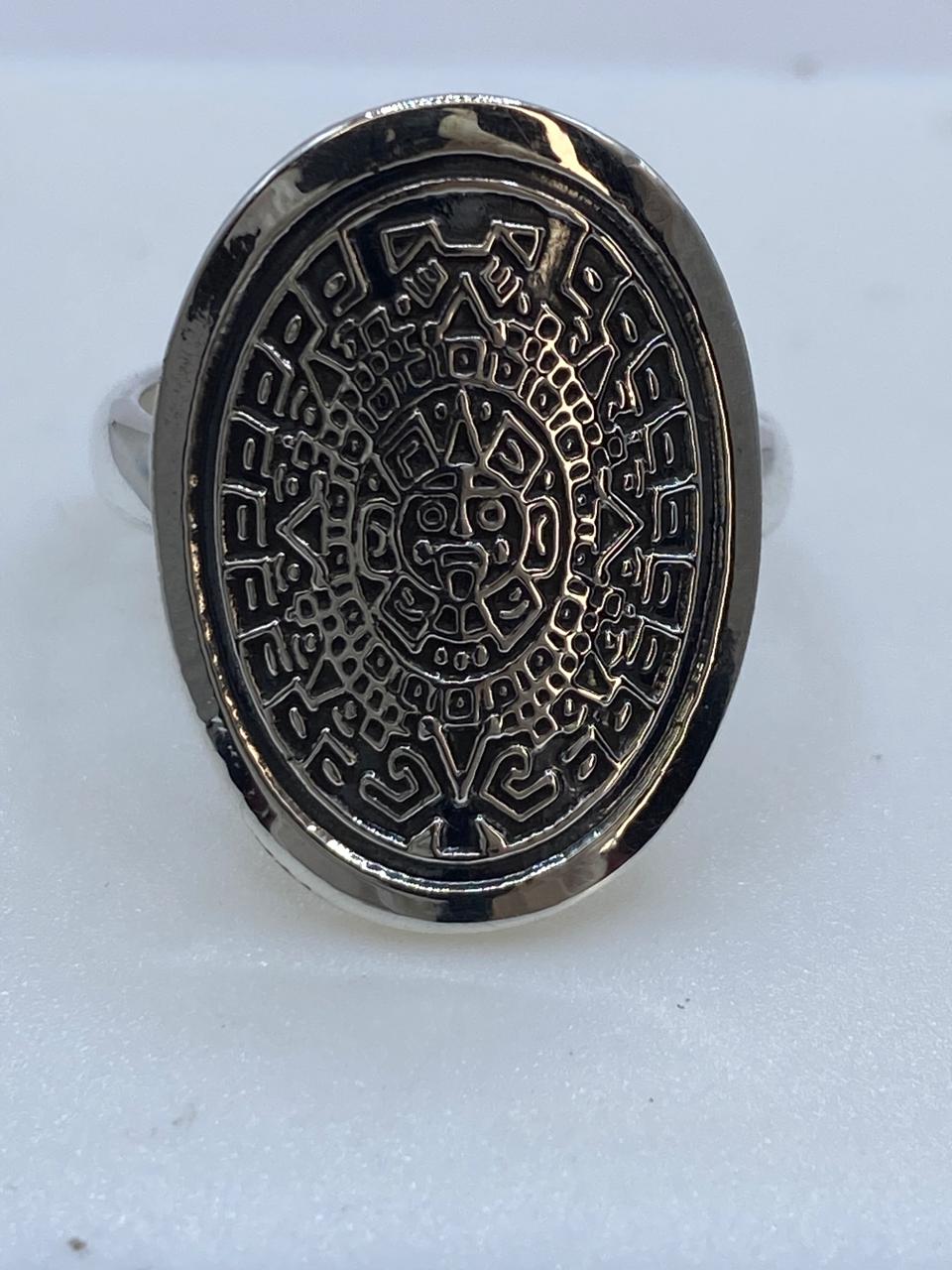 Anillo Ovalado Calendario Azteca en Plata .925 – Diseño Piedra del Sol, vista frontal