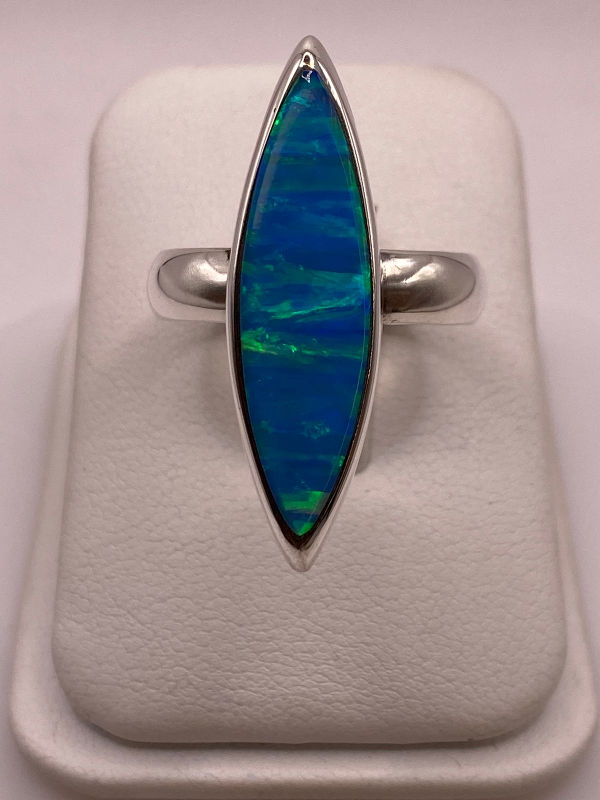 Anillo Ovalado (marquise) con Ópalo de Fuego Azul‑verde en Plata .925 — ángulo diagonal