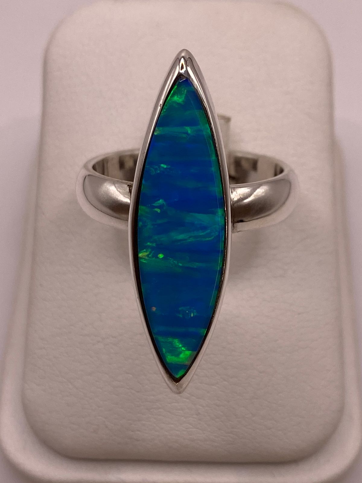 Anillo Ovalado (marquise) con Ópalo de Fuego Azul‑verde en Plata .925, vista lateral