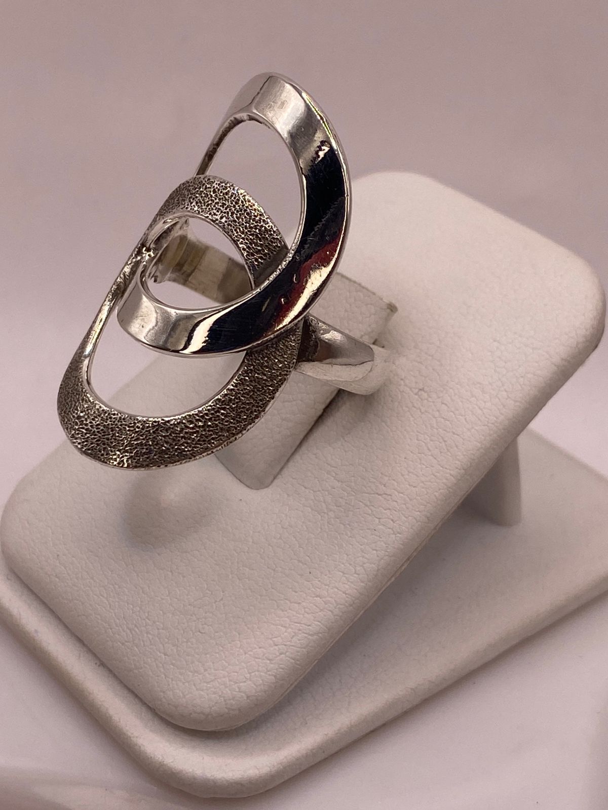 Anillo Óvalos Entrelazados en Plata .925, vista lateral