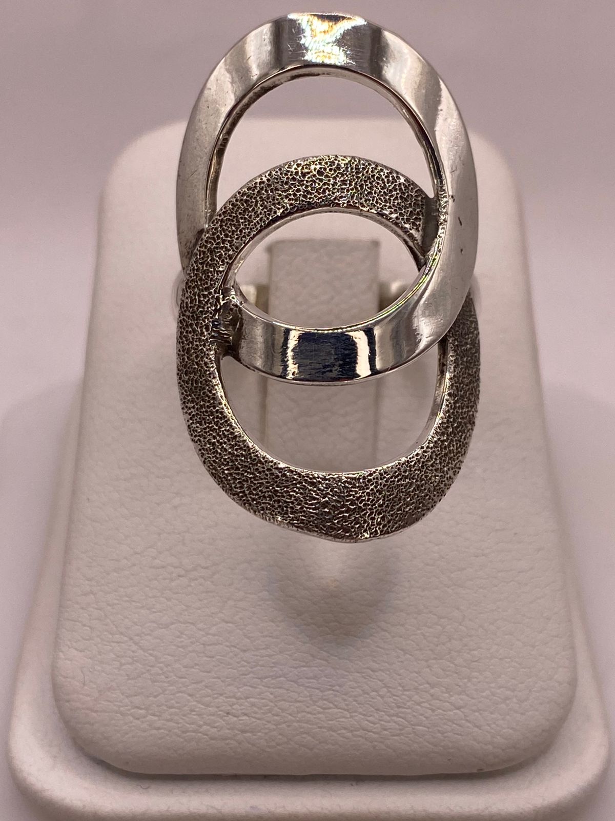 Anillo Óvalos Entrelazados en Plata .925, vista de detalle
