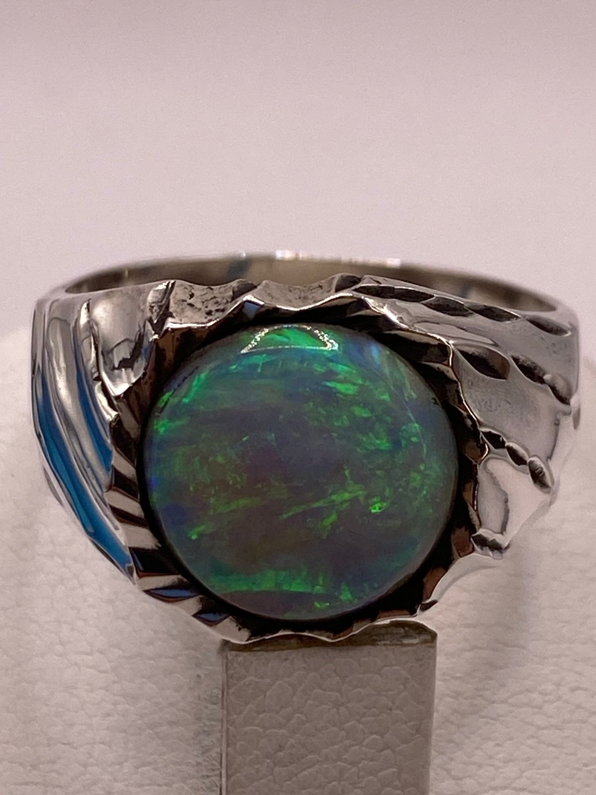 Anillo con Piedra Ópalo de Fuego Azul‑verde en Plata Ley 950 con Detalles Martillados, vista de detalle