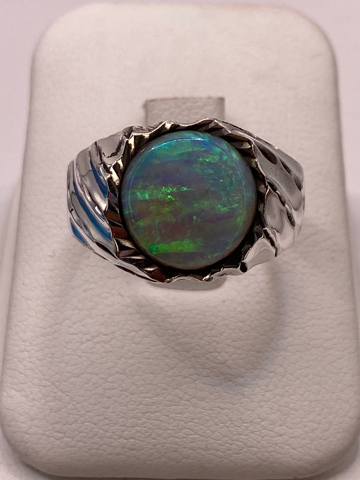 Anillo con Piedra Ópalo de Fuego Azul‑verde en Plata Ley 950 con Detalles Martillados — ángulo diagonal