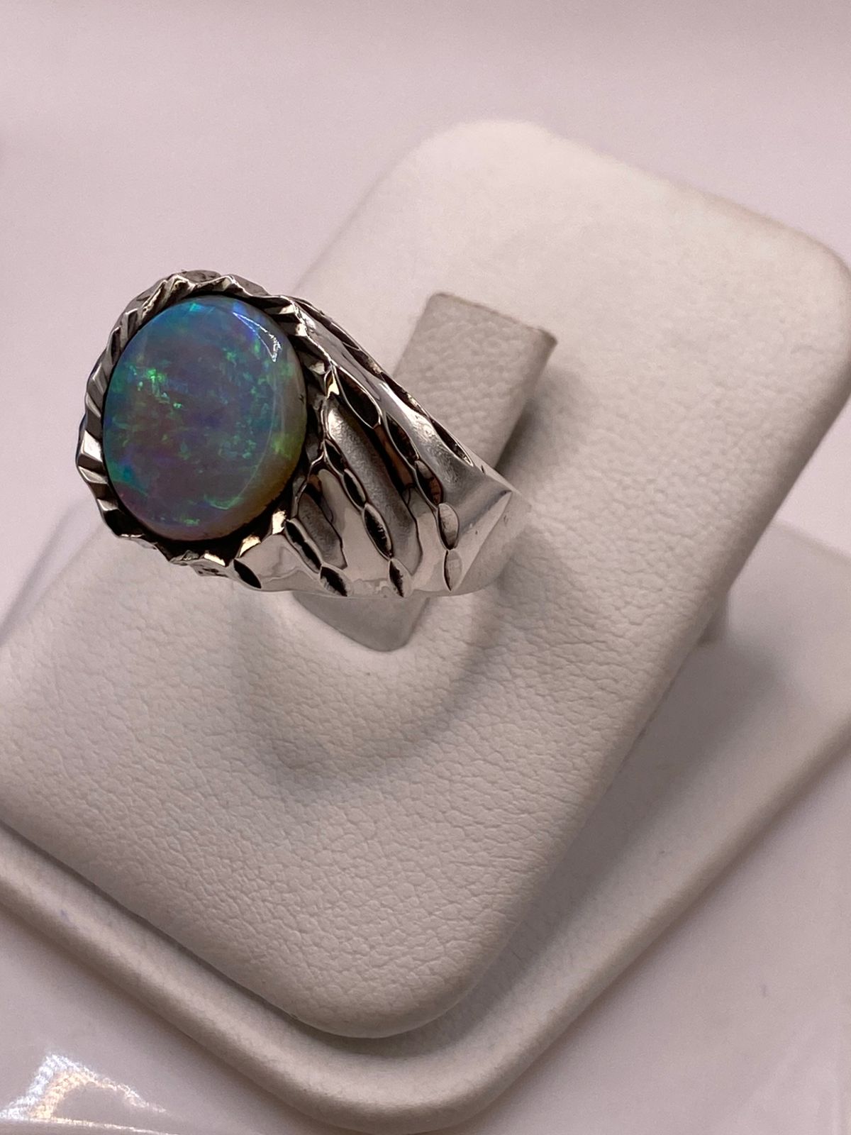 Anillo con Piedra Ópalo de Fuego Azul‑verde en Plata Ley 950 con Detalles Martillados, vista frontal