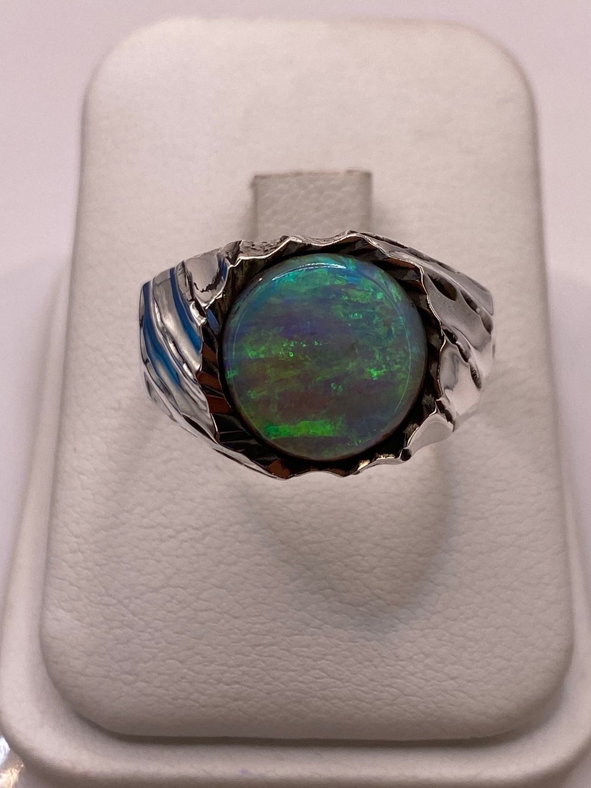 Anillo con Piedra Ópalo de Fuego Azul‑verde en Plata Ley 950 con Detalles Martillados, vista lateral