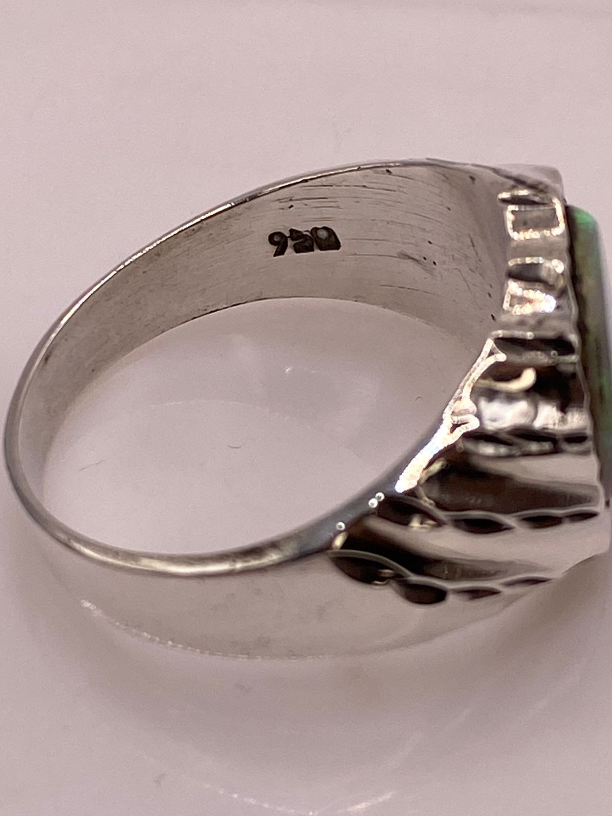 Anillo con Piedra Ópalo de Fuego Azul‑verde en Plata Ley 950 con Detalles Martillados, sello de autenticidad Plata Ley .925