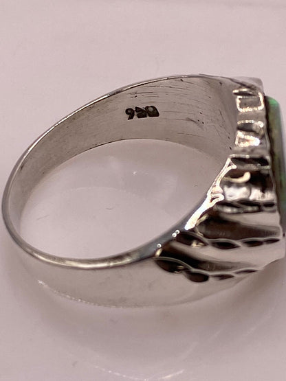Anillo con Piedra Ópalo de Fuego Azul‑verde en Plata Ley 950 con Detalles Martillados, sello de autenticidad Plata Ley .925